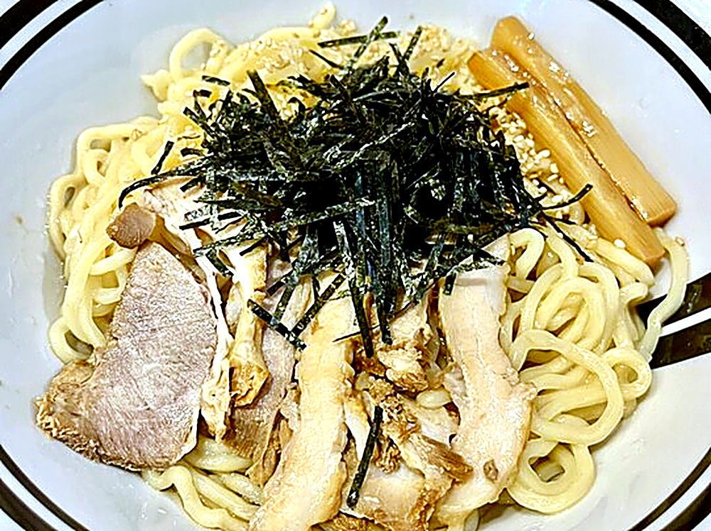 ロマン梅田店の油そば 厚切りチャーシューと刻み海苔がのった一杯