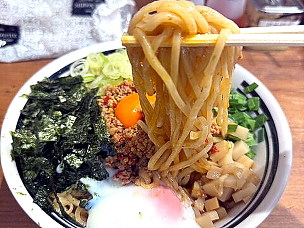 ロマン梅田店のまぜそばを箸で持ち上げる瞬間 もちもち太麺