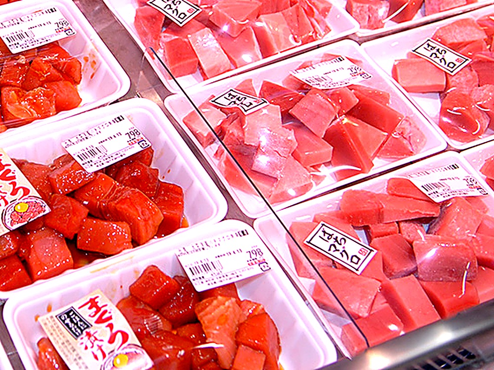 生鮮漁港川越 Fresh Fish KOGAのマグロ中落ち・赤身がずらりと並ぶ鮮魚売り場